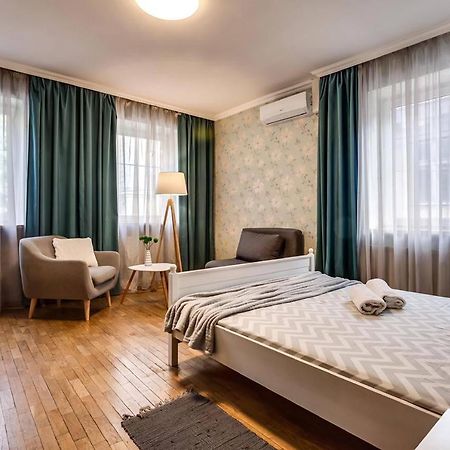 Apartamenty On Knyazya Romana Lviv Buitenkant foto