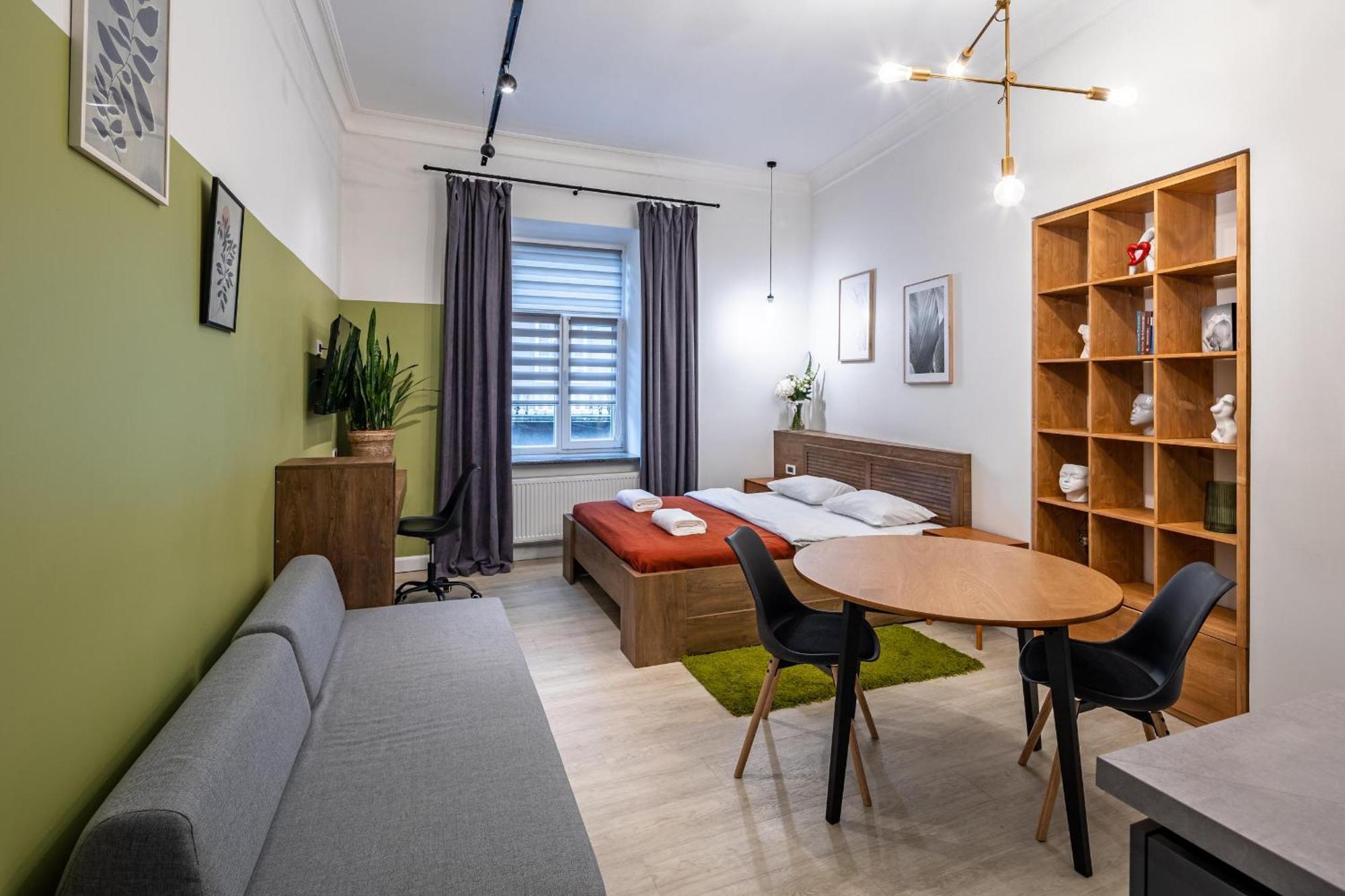 Apartamenty On Knyazya Romana Lviv Buitenkant foto