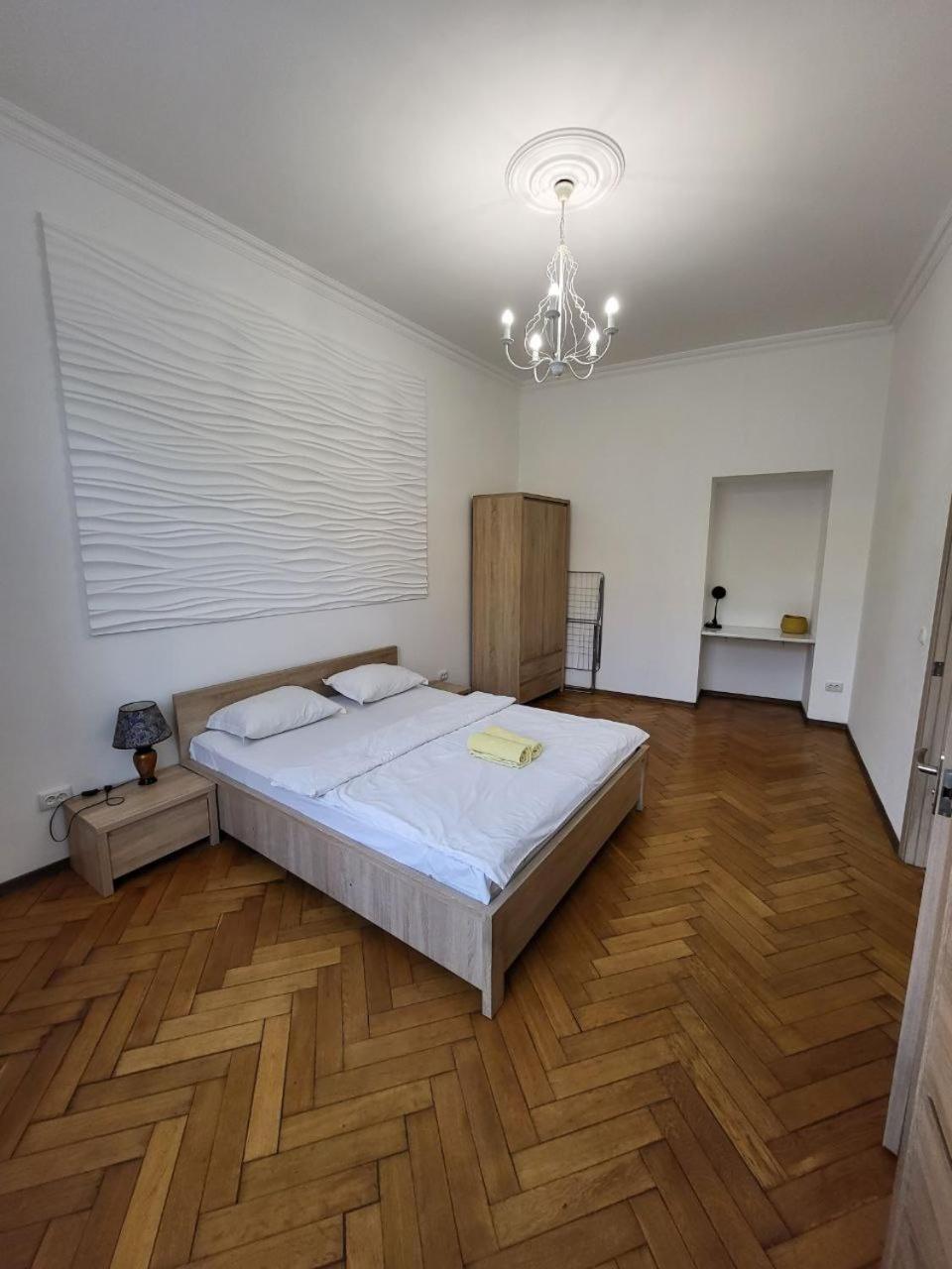 Apartamenty On Knyazya Romana Lviv Buitenkant foto