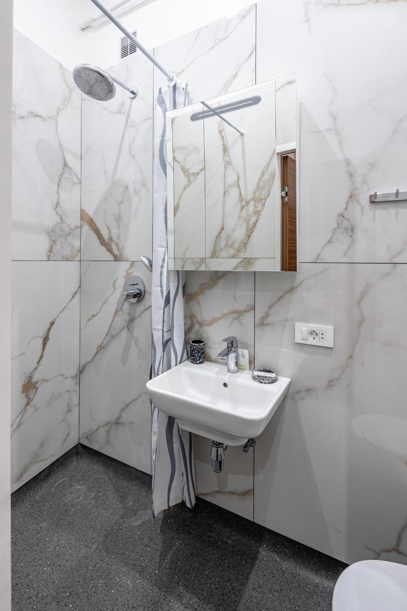 Apartamenty On Knyazya Romana Lviv Buitenkant foto