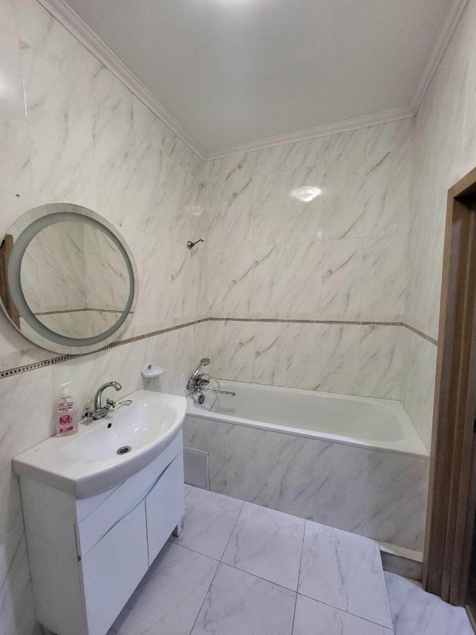 Apartamenty On Knyazya Romana Lviv Buitenkant foto