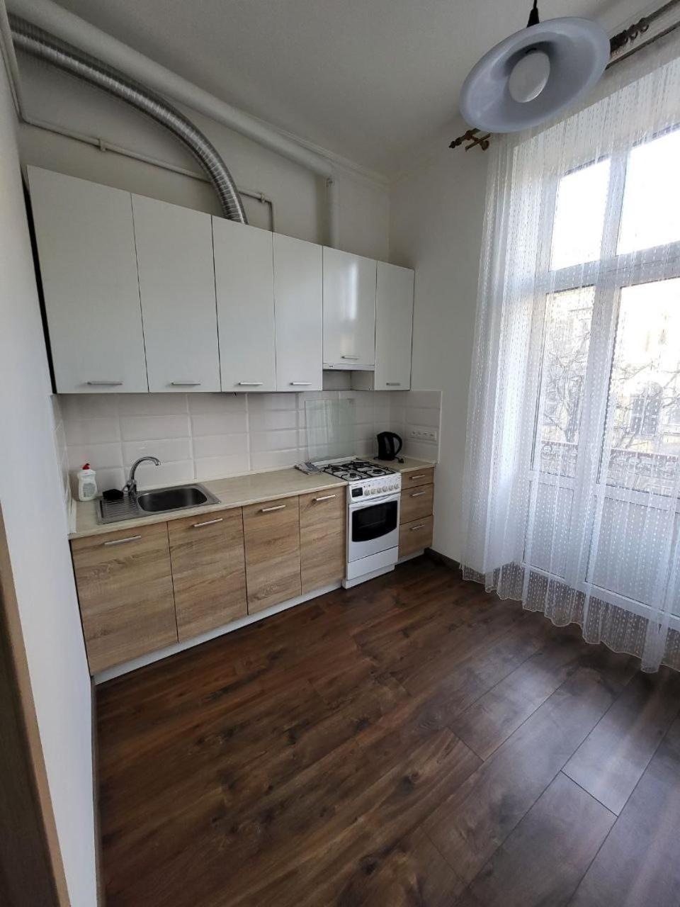 Apartamenty On Knyazya Romana Lviv Buitenkant foto