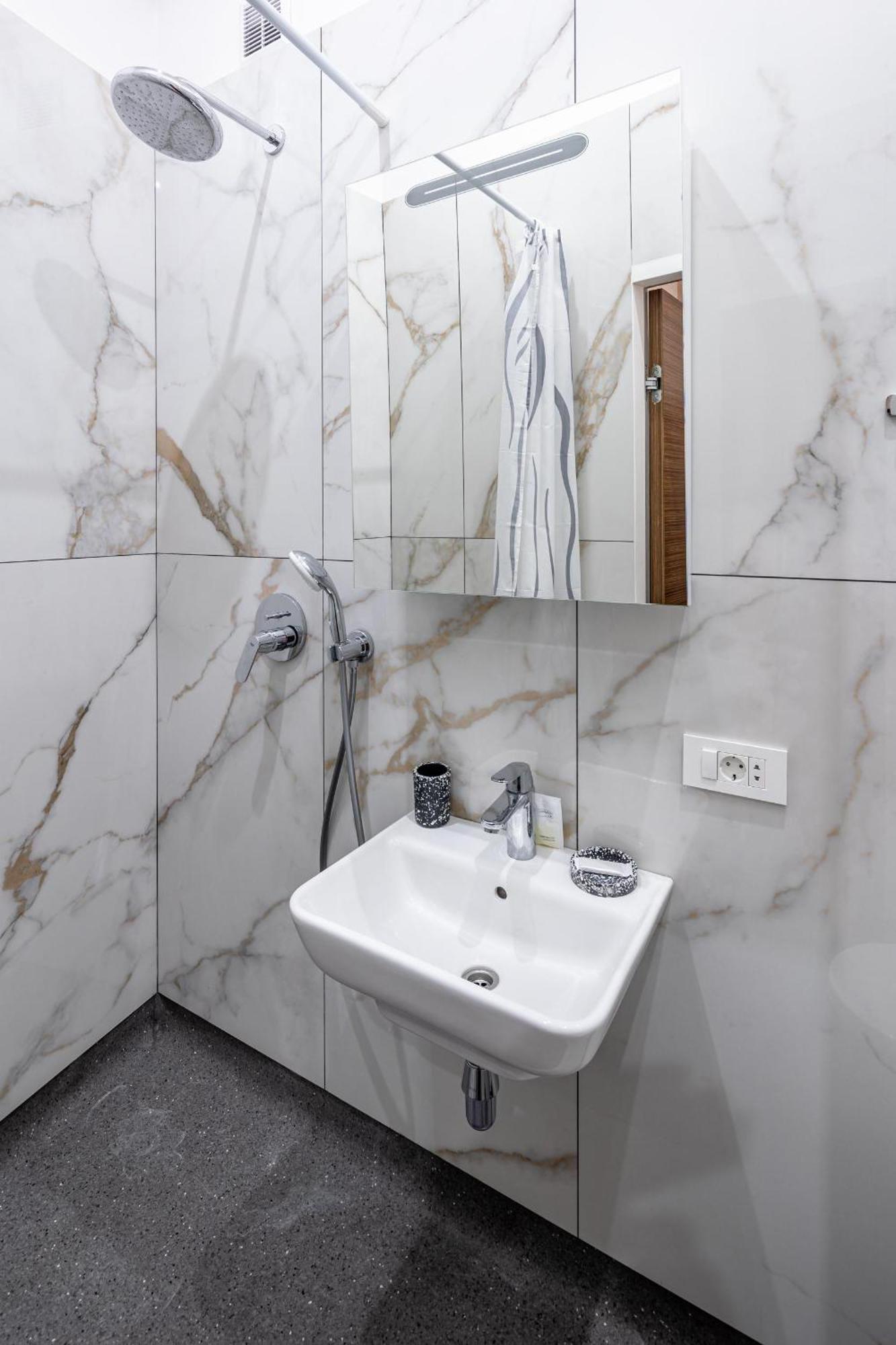 Apartamenty On Knyazya Romana Lviv Buitenkant foto